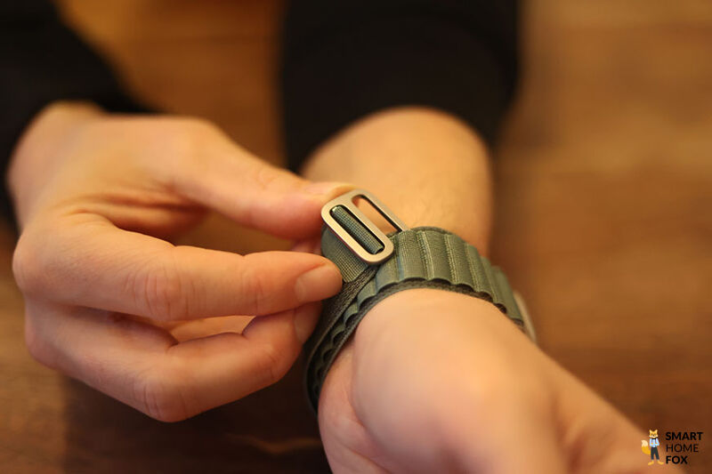 Man sieht das Alpine Loop der Apple Watch Ultra.